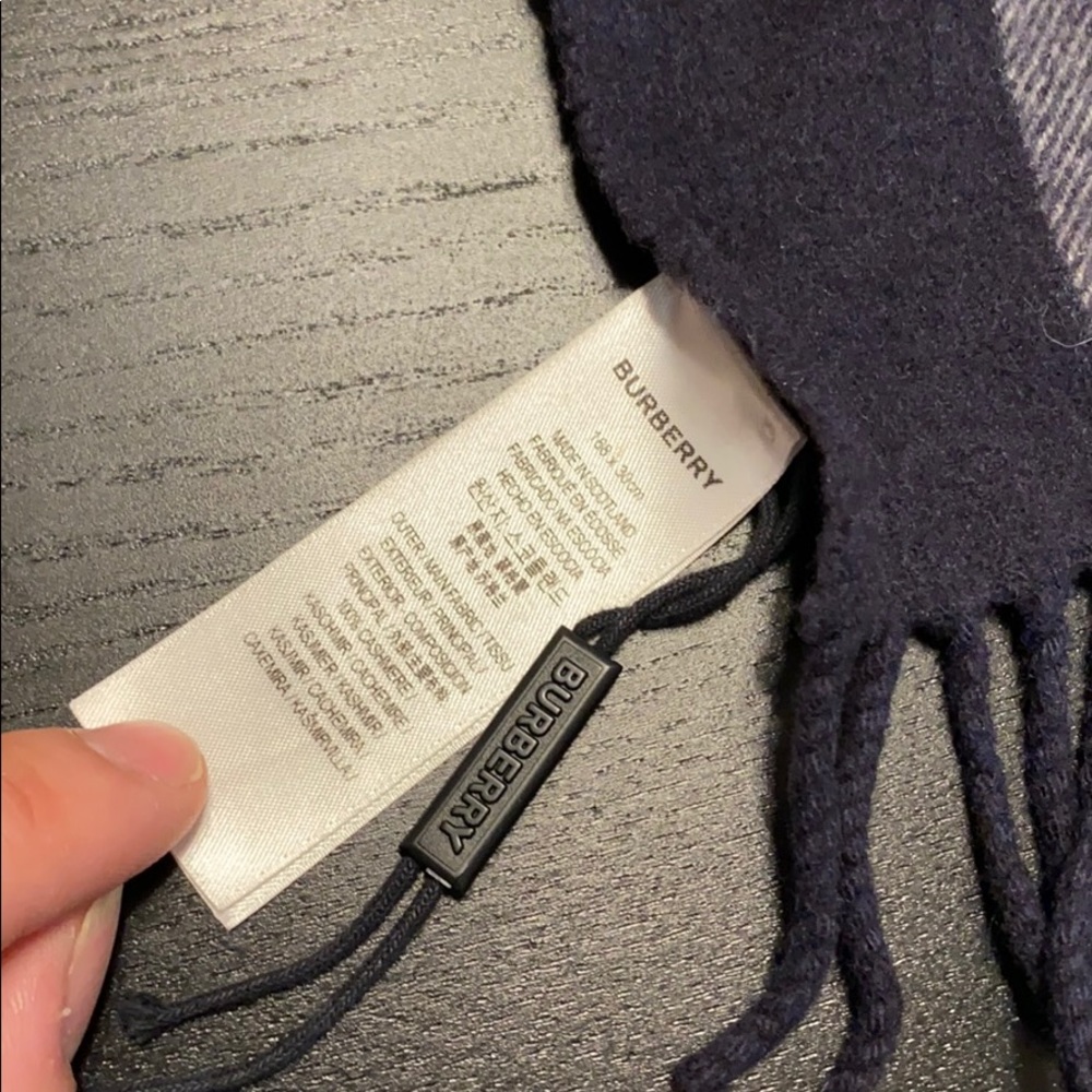 Blue burberry scarf - Picture 3 of 6